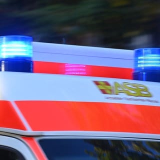 Blaulicht eines Rettungswagens - Mann in Kaiserslautern lebensgefährlich verletzt