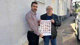 Ali Bayar und Anas Sarakbi sind im Migrationsbeirat Kaiserslautern. Für die Wahl machen sie Wahlkampf mit Plakaten und Infoständen.