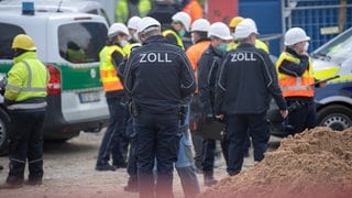 Beamte des Zoll auf einer Baustelle - Razzia des Zoll auf dem Bau in Kaiserslautern