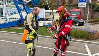 Am Riesenrad des Novembermarkts in Pirmasens proben die Höhenretter der Feuerwehr für den Ernstfall.