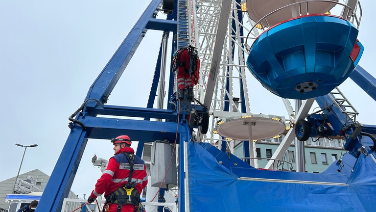 Am Riesenrad des Novembermarkts in Pirmasens proben die Höhenretter der Feuerwehr für den Ernstfall.