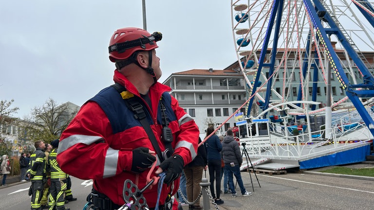 Am Riesenrad des Novembermarkts in Pirmasens proben die Höhenretter der Feuerwehr für den Ernstfall.