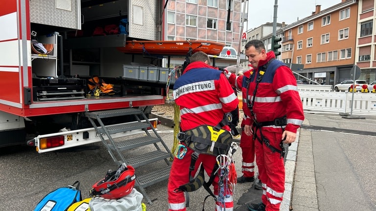 Am Riesenrad des Novembermarkts in Pirmasens proben die Höhenretter der Feuerwehr für den Ernstfall.