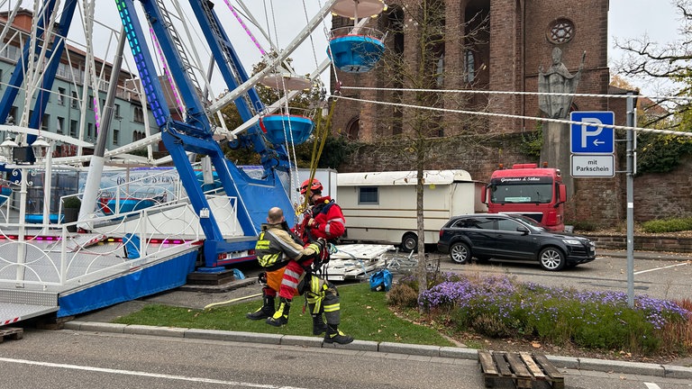 Am Riesenrad des Novembermarkts in Pirmasens proben die Höhenretter der Feuerwehr für den Ernstfall.