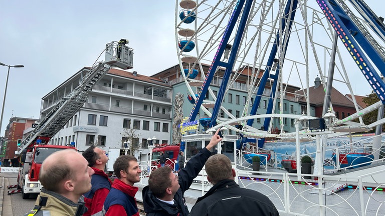 Am Riesenrad des Novembermarkts in Pirmasens proben die Höhenretter der Feuerwehr für den Ernstfall.