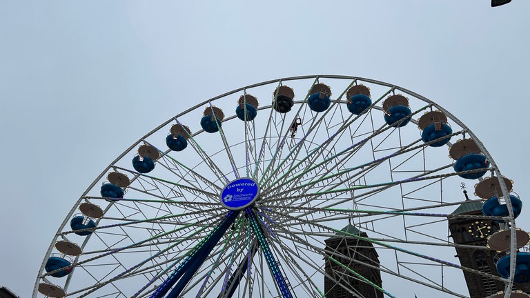 Am Riesenrad des Novembermarkts in Pirmasens proben die Höhenretter der Feuerwehr für den Ernstfall.