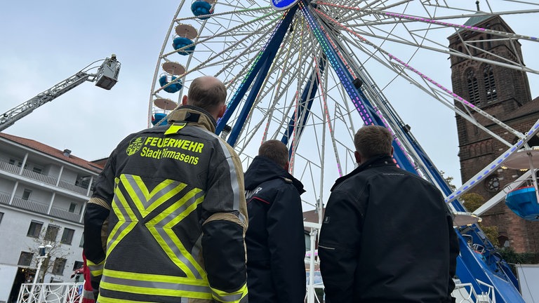 Am Riesenrad des Novembermarkts in Pirmasens proben die Höhenretter der Feuerwehr für den Ernstfall.