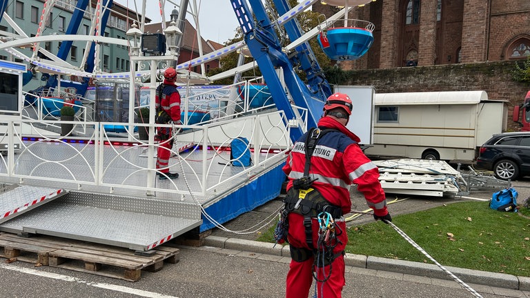 Am Riesenrad des Novembermarkts in Pirmasens proben die Höhenretter der Feuerwehr für den Ernstfall.