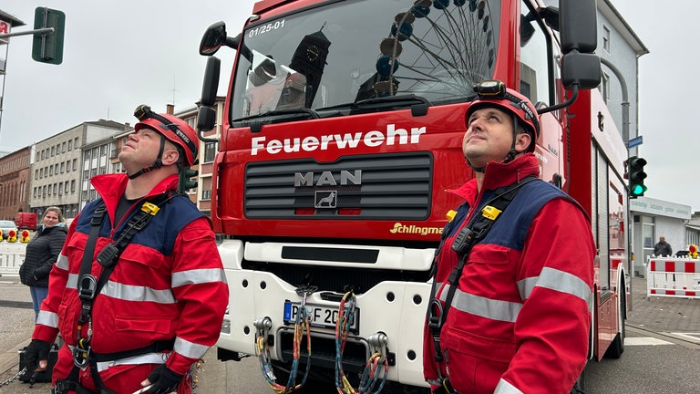 Am Riesenrad des Novembermarkts in Pirmasens proben die Höhenretter der Feuerwehr für den Ernstfall.