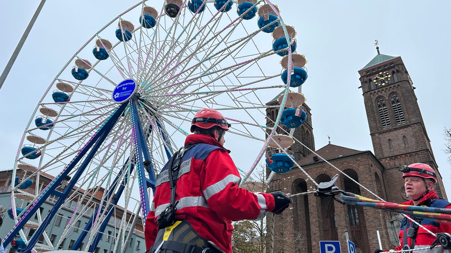 Am Riesenrad des Novembermarkts in Pirmasens proben die Höhenretter der Feuerwehr für den Ernstfall.