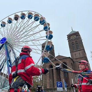 Am Riesenrad des Novembermarkts in Pirmasens proben die Höhenretter der Feuerwehr für den Ernstfall.