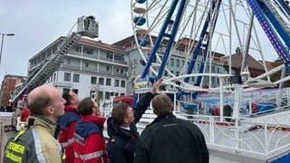 Am Riesenrad des Novembermarkts in Pirmasens proben die Höhenretter der Feuerwehr für den Ernstfall.