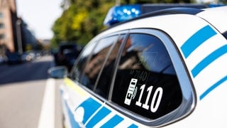 Polizeiauto mit Blaulicht - 18-Jähriger im Kreis Südwestpfalz vermisst