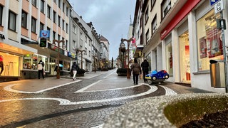 Die Fußgängerzone in Pirmasens. Im Verein Zukunftsregion Westpfalz haben sich Vertreterinnen und Vertreter aus den Bereichen Wirtschaft, Wissenschaft und Politik, aber auch Privatpersonen zusammengetan, um Kräfte zu bündeln und die Region zu entwickeln