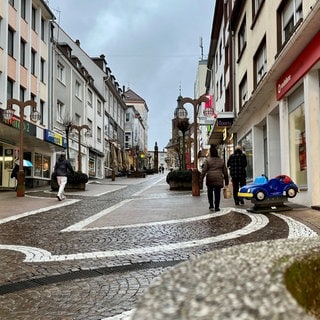 Die Fußgängerzone in Pirmasens. Im Verein Zukunftsregion Westpfalz haben sich Vertreterinnen und Vertreter aus den Bereichen Wirtschaft, Wissenschaft und Politik, aber auch Privatpersonen zusammengetan, um Kräfte zu bündeln und die Region zu entwickeln