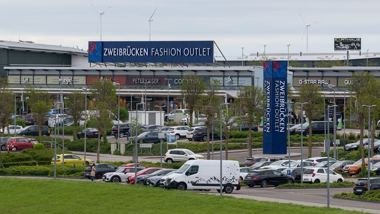 Ein Parkplatz vor dem Fashion Outlet in Zweibrücken