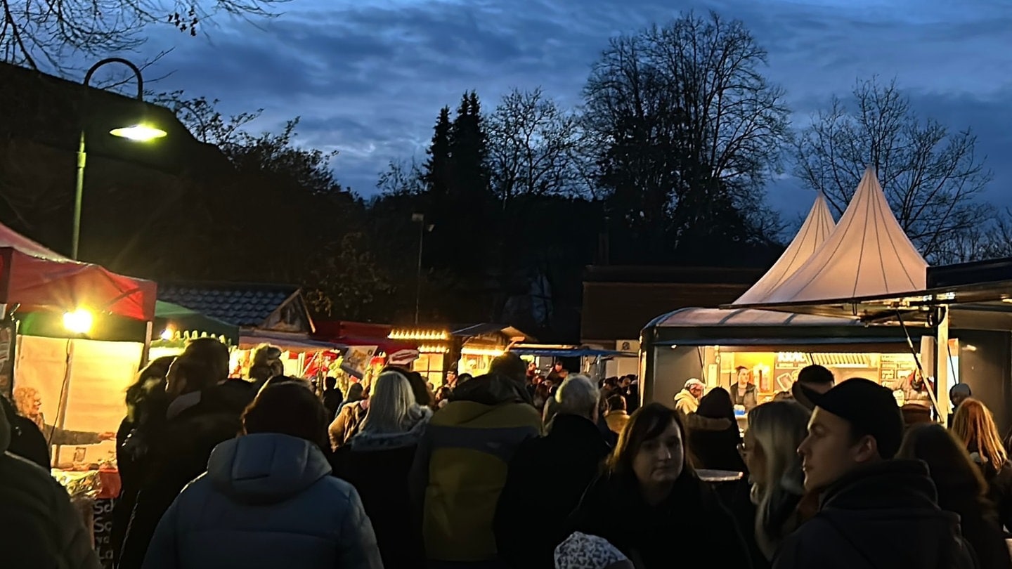 Abends beim Pferdemarkt in Quirnbach im Kreis Kusel.