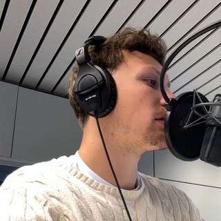 Reporter Luca Schulz präsentiert Radio-Nachrichten im SWR Studio Kaiserslautern.