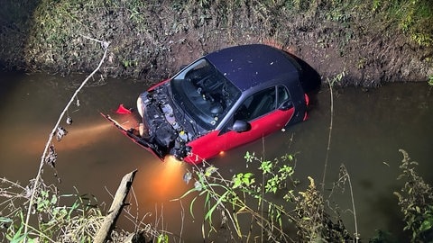 Ein 19-Jähriger ist mit seinem Auto bei Dietrichingen in einem Flussbett gelandet.