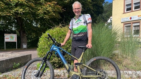 Stephan Marx, Geschäftsführer des Mountainbikeparks Pfälzerwald mit seinem Bike in Waldfischbach-Burgalben.