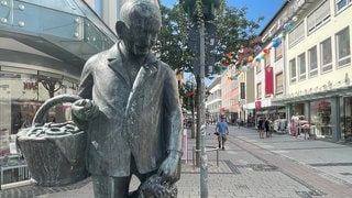 Die Statue des Brezel-Adam steht in der Innenstadt von Kaiserslautern