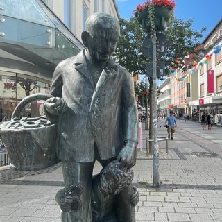 Die Statue des Brezel-Adam steht in der Innenstadt von Kaiserslautern