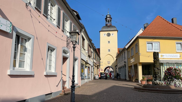 Historische Gebäude in Kircheimbolanden: Stadtturm vom Sießl-Platz aus gesehen