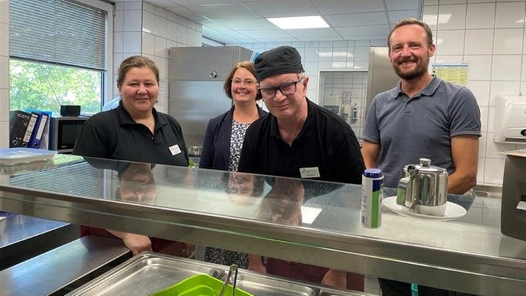 Das Foto zeigt die Küche des SWR-Studios in Kaiserslautern. Links Martina Kalker - Koordinatorin des Gastrobereichs, daneben die stellvertrende Leiterin der Westpfalz-Werkstätten Carolin Witt, Peter Poltz - Mitarbeiter in der SWR-Kantine und rechts steht der Leiter der Werkstätten, Jan Löffler.