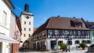 Touristen können Kirchheimbolanden mit QR-Codes entdecken - Blick auf Römerplatz und Vorstadtturm