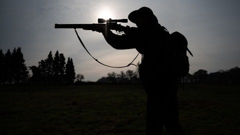 Schwer zu erkennen: Berechtigter Jäger oder krimineller Wilderer?