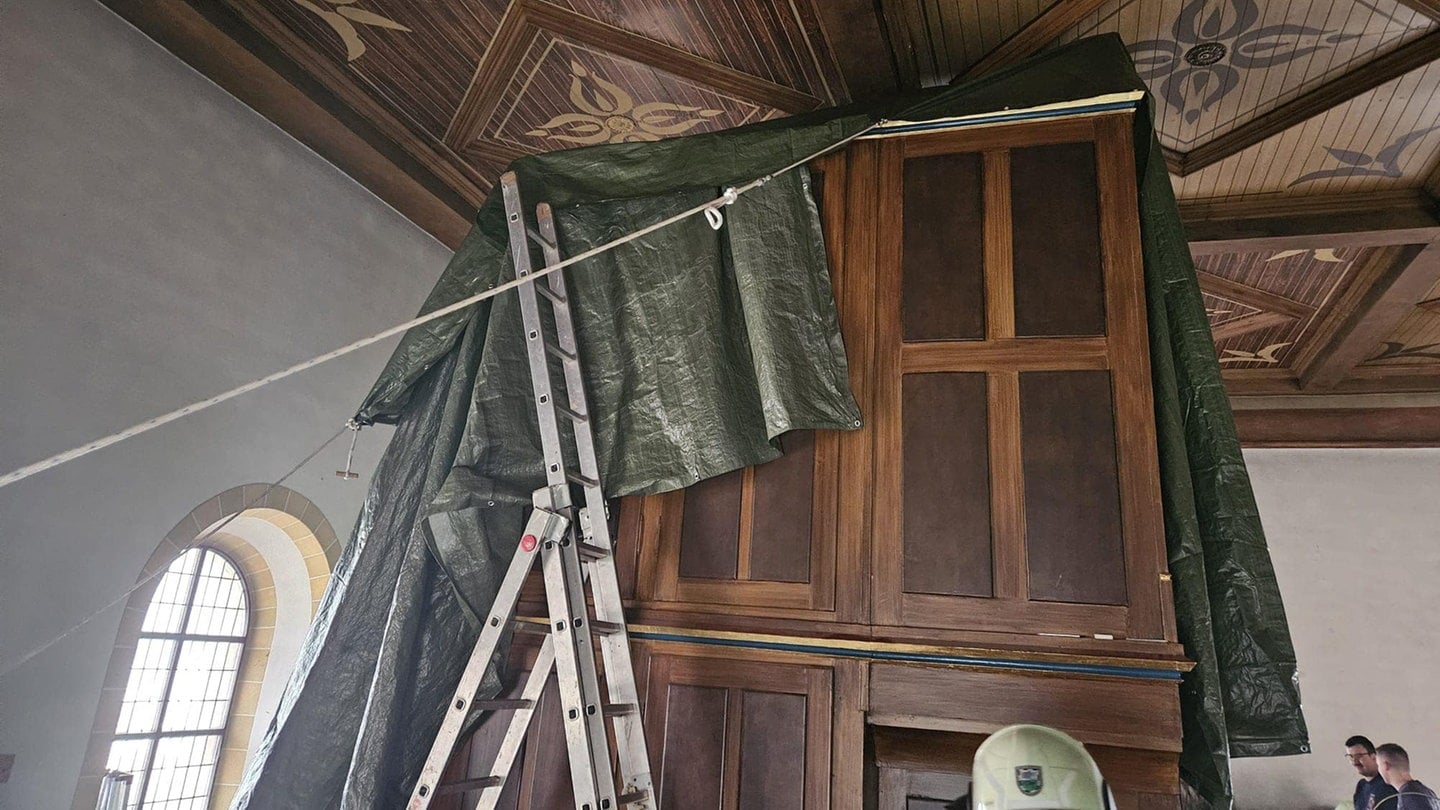 Bei Starkregen hat am vergangenen Wochenende Wasser die Kirche in Kirchheimbolanden beschädigt. Die historische Orgel wurde von der Feuerwehr geschützt.