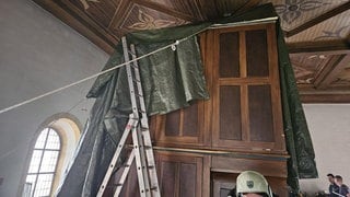 Bei Starkregen hat am vergangenen Wochenende Wasser die Kirche in Kirchheimbolanden beschädigt. Die historische Orgel wurde von der Feuerwehr geschützt.