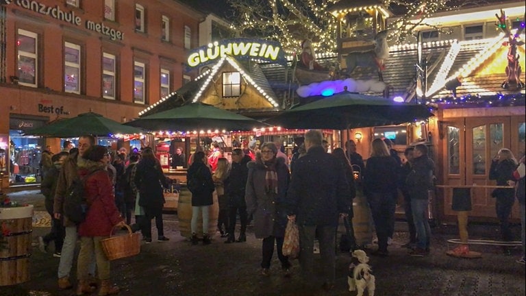 Menschen vor der Glühweinbude auf dem Weihnachtsmarkt in Kaiserslautern.