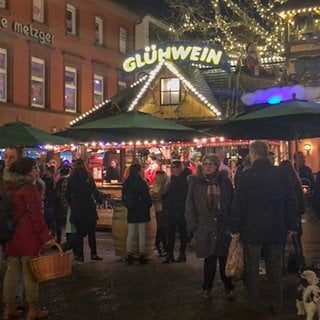 Menschen vor der Glühweinbude auf dem Weihnachtsmarkt in Kaiserslautern.