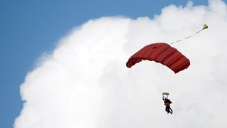 Beim Flugplatzfest in Zweibrücken werden unter anderem Tandemsprünge angeboten. Symbolfoto. 