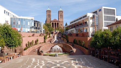 Der Pirmasenser Schlossplatz mit Blick auf die Kirche St. Pirmin.