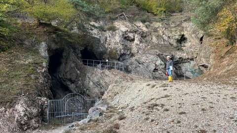 Im Besucherbergwerk Weiße Grube Imsbach ist 2018 ein Stollen eingestürzt, seitdem kann das beliebte Ausflugsziel bloß noch Führungen in der kleineren der beiden Gruben anbieten. Das soll sich jetzt ändern, sagt Jost Haneke, Vorsitzender des Vereins Pfälzisches Bergbaumuseu, und zeigt die Umbaupläne.