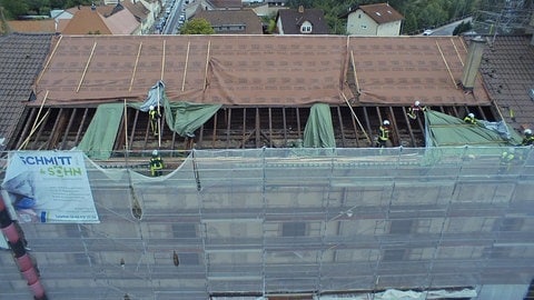 Das Unwetter des vergangenen Wochenendes setzte der Kirche in Kirchheimbolanden zu. Bei Starkregen drang Wasser in die Kirche ein. Die Feuerwehr deckte das Dach neu ab.