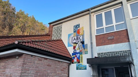 Viele leere Klassensäle stehen leer nach der Schließung der Grundschule Frankenstein 2018 durch die ADD. 