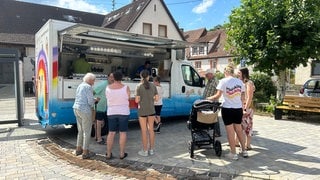 Robertos Eiswagen kommt einmal in der Woche nach Vorderweidenthal. Die Menschen im Ort freuen sich darüber.