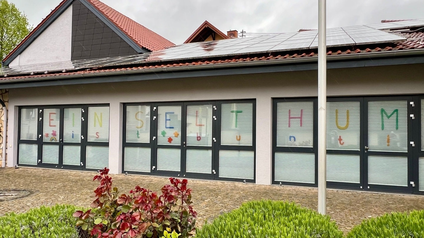 Bürgerhaus in Einselthum mit farbigem Schriftzug 