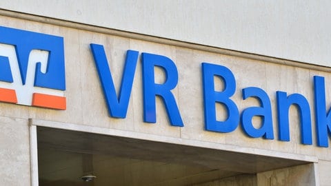 Die beiden ehemaligen VR-Bank Mitarbeiter, die die Bank um mehr als eine Million Euro betrogen haben, müssen ins Gefängnis.