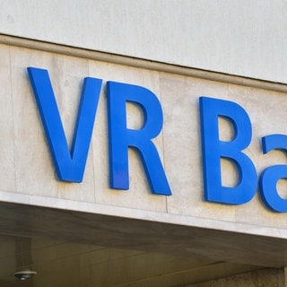 Die beiden ehemaligen VR-Bank Mitarbeiter, die die Bank um mehr als eine Million Euro betrogen haben, müssen ins Gefängnis.