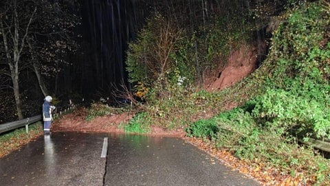 Die Feuerwehr hat am späten Dienstagabend die Straße zwischen Battweiler und Reifenberg wegen eines Hangrutsches gesperrt. 