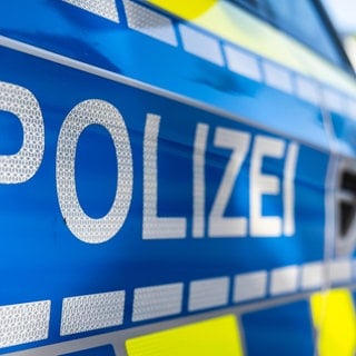 Eine Frau hat in Kaiserslautern die Polizei gerufen, als ein Mann versuchte durch ein Fenster in sein Haus einzusteigen.