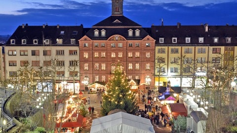 Der Weihnachtsmarkt in Pirmasens hat erstmals eine Eisbahn zu bieten. 