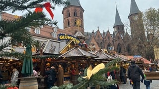 Weihnachtsmarkt in Kaiserslautern am Platz vor der Stiftskirche