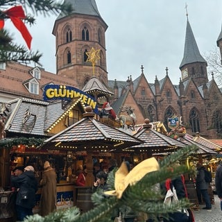 Weihnachtsmarkt in Kaiserslautern am Platz vor der Stiftskirche