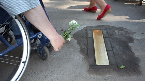 Eine Stolperschwelle für Opfer des Nationalsozialismus wurde in den Boden eingelassen.