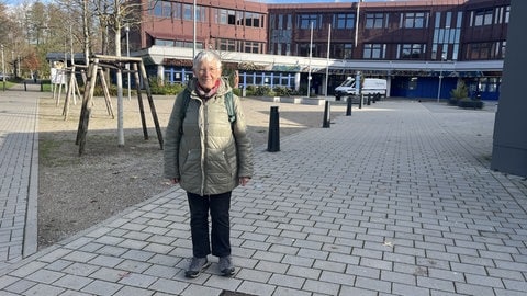 Vor dem Helmholtz-Gymnasium in Zweibrücken liegt die Stolperschwelle als Mahnmal für Zwangsarbeiter zur NS-Zeit.